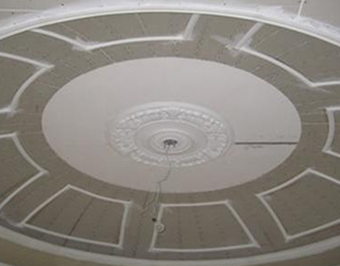 在鋪貼玻化磚和微晶石上墻時，必須用重型粘結劑鋪設