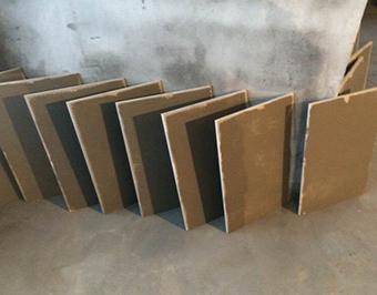 空調岀風口和回風口必須加固，再封上石膏板